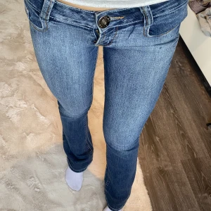 Lågmidjade bootcut jeans  - Lågmidjade bootcutjeans från märket salant. Storlek w26 l33. Jag är 164 för preferens. Jätte fint skick säljer då jag inte använder dessa.