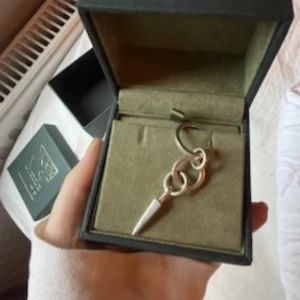 Maria nilsdotter örhänge  - Säljer detta trendiga och snygga örhänge ifrån maria då jag vill köpa ett annat!!😍😍 nypris 2800kr