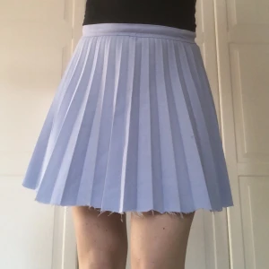 Vintage plaid skirt - En jättefin ljusblå färg☺️ har klippt till den därför är nederkanten räfflad (bild 3)☺️ knäpps med dragkedja och knapp😊 skriv för fler bilder eller frågor💗