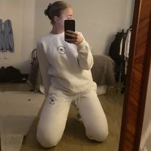 NEW BALANCE SET - Säljer nu detta vita mjukiset från new balance!  Storlek XS i tröja  Storlek S i byxor 600kr för hela setet, alternativt 350kr styck! Inga fläckar eller liknande :)