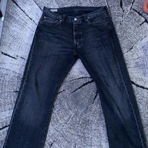 Levis 501 - Säljer dessa Levi’s 501 som sitter baggy då dom har stor storlek. Cond 8/10, det är bara lite på lappen som är slitet!