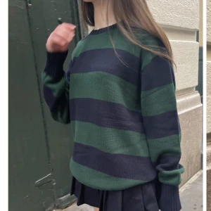 Brandy Melville tröja  - Säljer denna brandy Melville tröja utan några defekter. Pris kan diskuteras. bilden är tagen från brandy melvilles hemsida så kontakta mig om ni vill ha fler bilder på tröjan ❤️