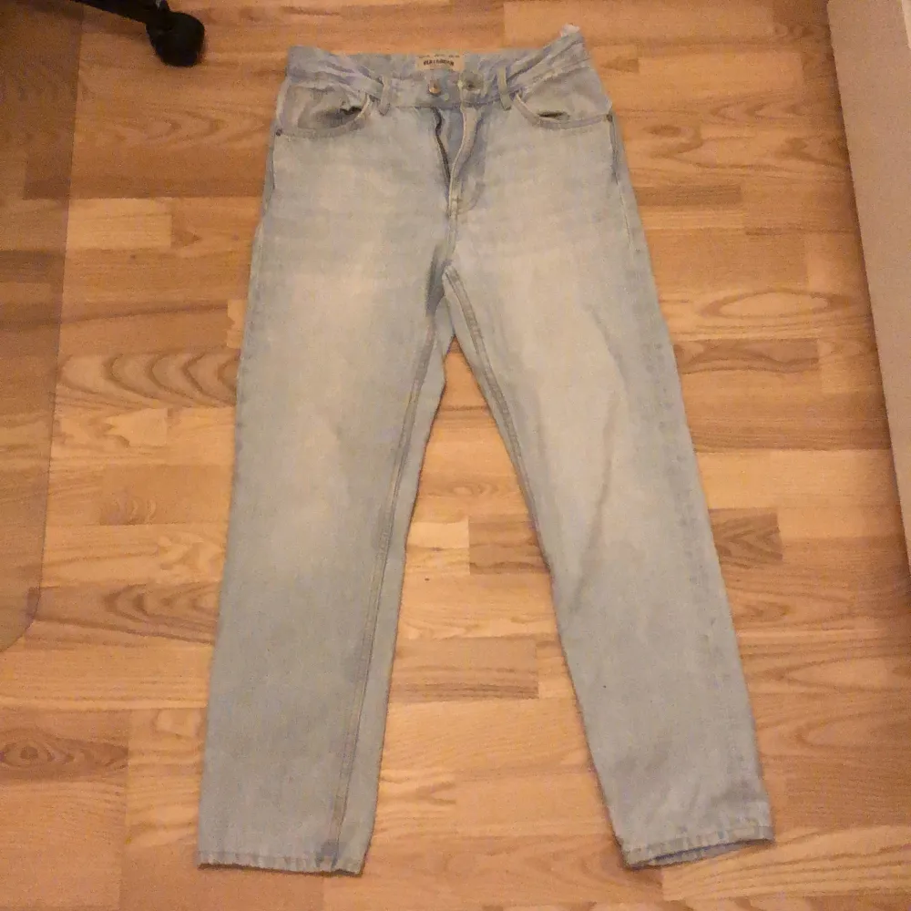 Säljer mina jeans från pull and bear som har blivit för små. De är i storlek 38. Jeans & Byxor.