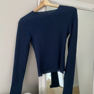 A dsgn tröja - Säljer denna blåa slong sleeve topen från a dsgn. Den är i storlek s, tkr den är ganska liten i storlek. Jag har bara använt den 2 ggr för jag tkr den sitter lite för tight för min stil. 