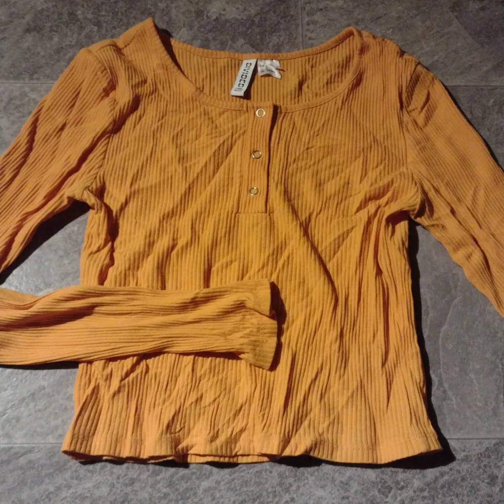 Orange tajt tröja från hm divided. Kommer inte riktigt till användning längre. Bra skick i strlk S. Toppar.