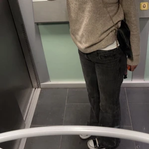 Brandy melville lowwaist jeans - Svarta lågmidjade jeans ifrån brandy melville! Knappt använda