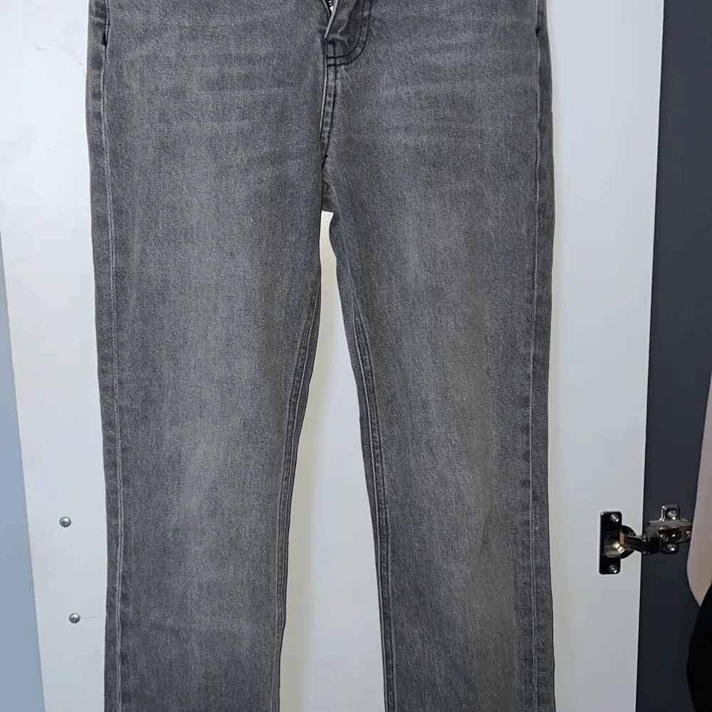 Fina slits byxor i går färg.  Säljer pga för små. Storlek 32 med slits väldigt fina.. Jeans & Byxor.
