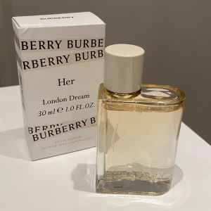 Burberry Her London Dream - PASSA PÅ FRI FRAKT TILLS 26/2💖💖💖 Köpte denna av misstag och insåg inte förrän jag öppnat och sprutat den att det inte var denna jag sökte😃 luktar superfräscht och blommigt🥰👍Har du gått på funderingar att köpa den har du den här för halva priset!!!🫶💓
