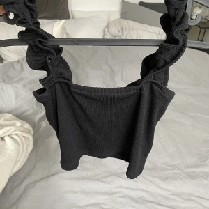 Zara linne - Linne från zara som är croppat och med fina band ❤️ Frakt ingår inte i priset! 