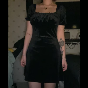 Sammetsklänning - Säljer denna då den inte kommer till användning🖤 Skickas i en S påse eller med spårbar frakt beroende på om den får plats i påsen eller inte 🖤