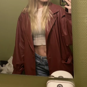 Läderjacka  - Läderjacka röd inte använd på länge, har haft ett midjeband men det är borta  