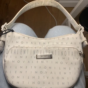 Intressekoll valentino väska - Jag har en valentino väska som jag undrar hur mycket ni skulle betala för. Skicka prisförslag. Som ni ser finns ett hårband på dragkedjan vilket är en defekt och några diamanter saknas på fram märket💌