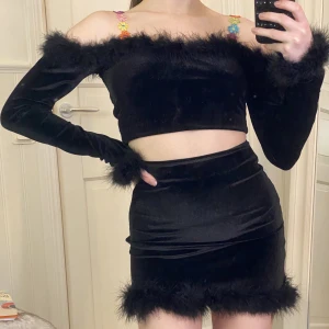 Svart set  - Svart set från sugar thrillz. Har sytt in den för att passa storlek s/xs, samt sytt på blommiga axelband som går att sprätta upp om man vill. Säljer för 200 kr plus frakt. 💖