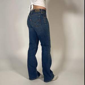 Levis jeans lågmidjade bootcut⚡️ Innerbenslängd: 80cm Höftmått:72cm 