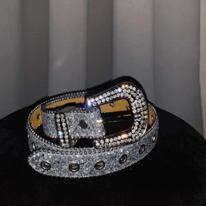 Rhinestone bälte  - Säljer silvrigt rhinestone bälte (y2k stil). Längd 98cm, bredd 2,5cm. Aldrig använt.
