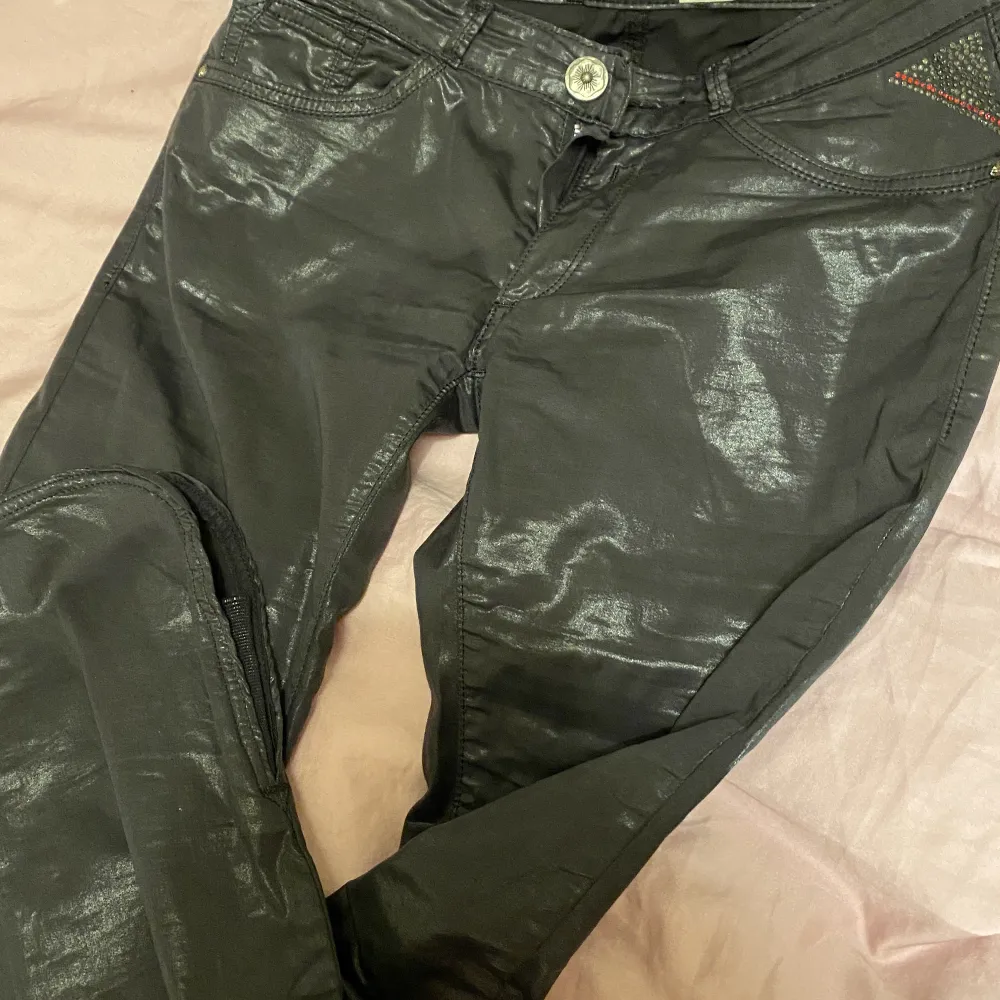 Coola replay byxor med tight passform, väldigt lågmidjade med häftiga detaljer🌸. Jeans & Byxor.