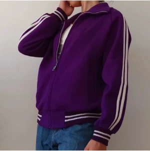  lila zip up hoodie  - Jätte fin zip up hoodie, knappt använt! Kom privat för mer bilder.(Inte jag på bilden)