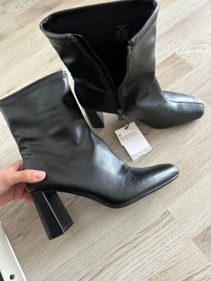 Klackar bershka - Säljer ett par fina klackar från Bershka, aldrig använt. Finns prislapp ftf. Köpte för 400kr säljer dom för 170kr + frakt. Storlek 38.