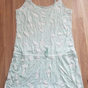 Play/jumpsuit - Mintgrön play/jumpsuit i strl xl, endast provad.