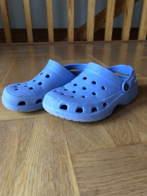 Foppatofflor  - Ett par lila foppatofflor. Lite vit målarfärg undertill men jag tvättar dom innan köparen får dom. 