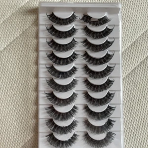 Fransar  - Fransar från shein. Har klippt ett av dom i tre delar som ni ser men dom är inte använda så inget lim eller något på dom.