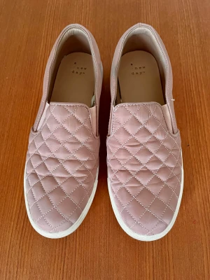 Rosa vårsko - En enkel och vårig, lätt slip-in sneaker i VANs stil