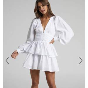 Säljer denna skit snygga klänning, för liten för mig, endast testad. Ena knappen är av men inget som syns, kan även skicka med knappen. Säljer för 400kr