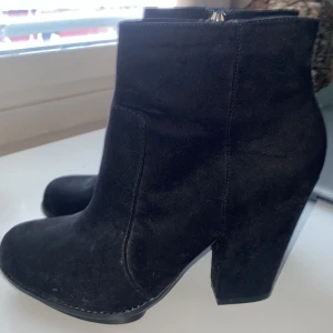 Klackskor  - Klackskor från zara, använda en gång så är i väldigt bra skick. Strl 41