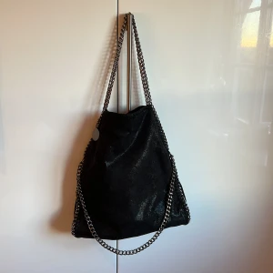 Stella mccartney väska - Säljer min svarta väska som liknar Stella mccartney. Superfin och knappt använd!! 150kr+ frakt 🖤