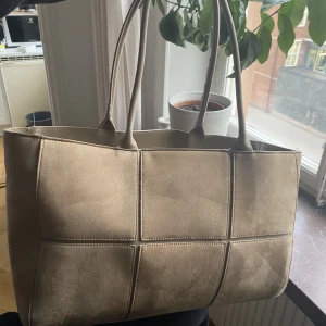 Väska / tote - Totebag från hm. Superbra skick, knappt använd. Väldigt rymlig och praktisk 😎 Liknar Bottega. Lite mockaliknande material. 