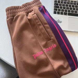 Palm Angels Trackpants- Brown - Palm Angels Trackpants- Brown  Storlek: Small Skick: 9.5/10 Pris: 2500:-  Köp direkt via hemsidan eller i PM!  https://wearthehype.se/products/palm-angels-trackpants-brown  Skickas spårbart med PostNord, 1-2 arbetsdagar leveranstid.