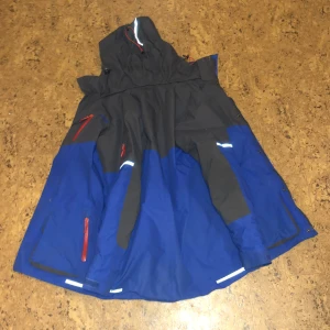Vinterjacka  - En vinterjacka som passar storleken 164, lite oversized. Passar till alla väderförhållanden, och perfekt som en skidjacka och stoppar ute all vind. Priset kan diskuteras, kan både fraktas och mötas upp men köparen står för frakten.