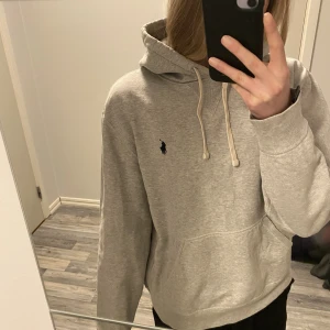 Hoodie  - Grå hoodie från polo Ralph Lauren, storlek M