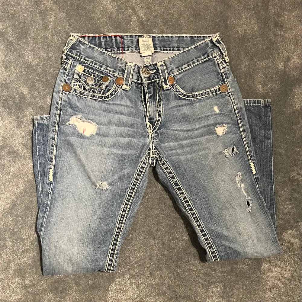 Jättesnygga True religion jeans i storlek 31, 40 cm i tvärs över och 78cm innerbenslängd. Jeans & Byxor.