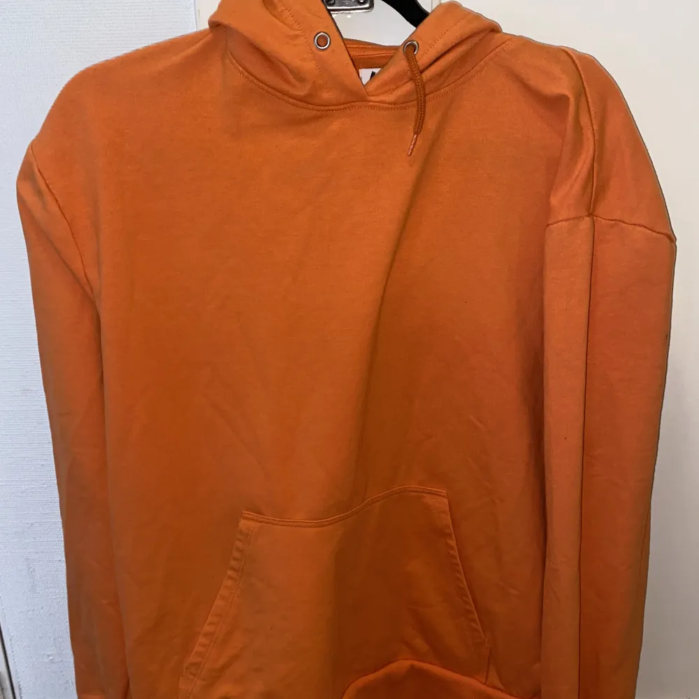 Orange hoodie, syns ingen tydlig användning. Tröjor & Koftor.