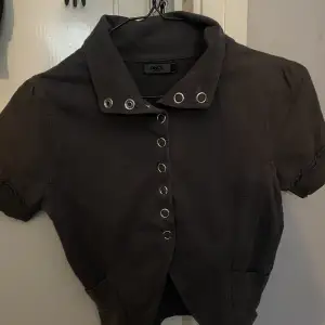 Tröja/skjorta med liten krage och knappt 