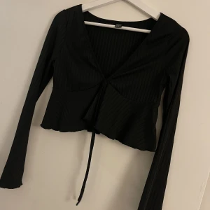 Svart topp  - Svart topp från shein  Aldrig använd endast provad 