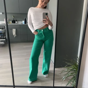 Gröna byxor i storlek 36 - Supersnygga och sjukt bekväma byxor i storlek 36. Passar perfekt till en topp på sommaren/våren. Använt dom en gång. Är 160 cm lång och de sitter perfekt i längden. 