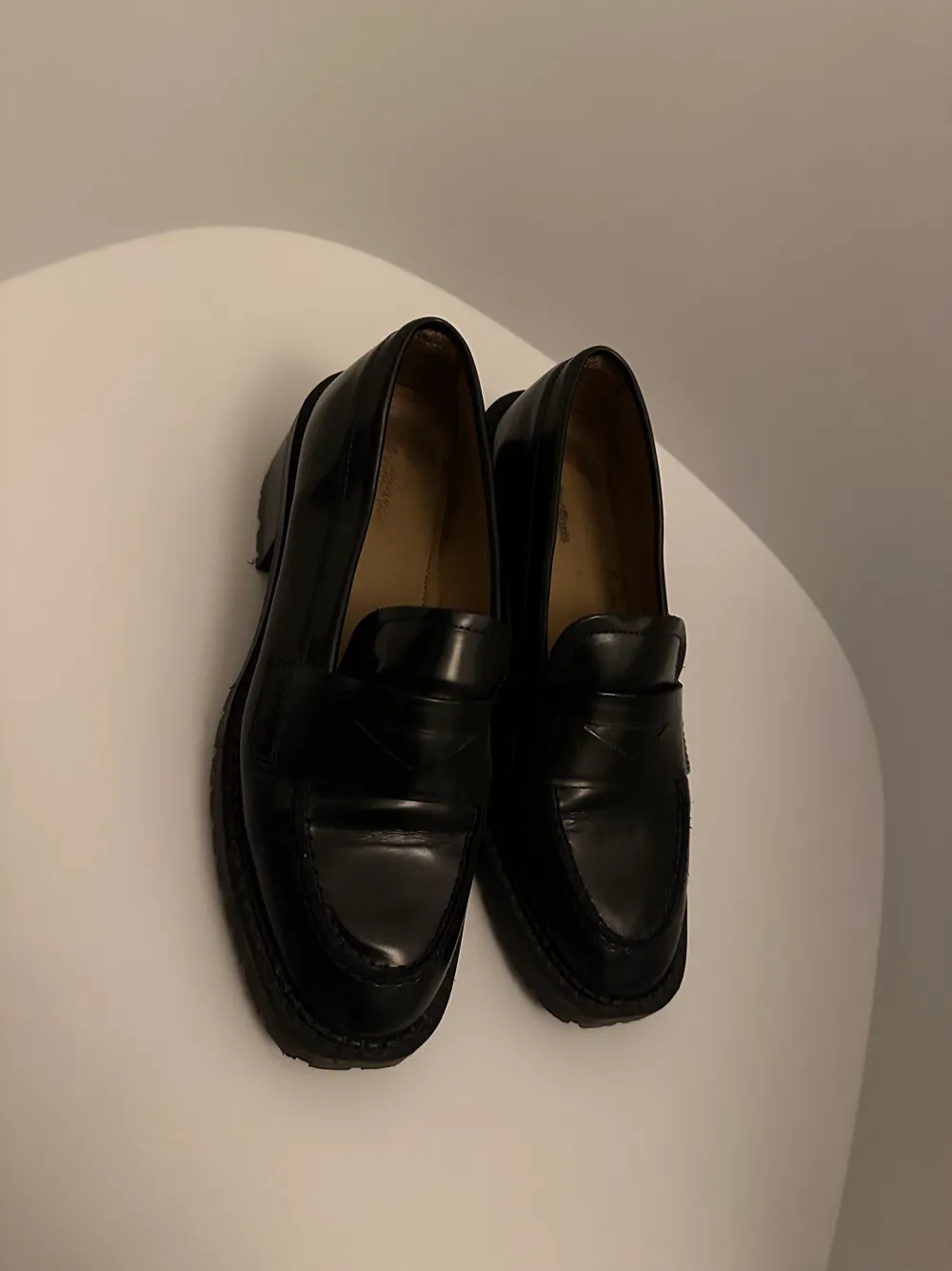 Loafers från &otherstories i pantent svart läder med lite klack.   Supersöta och bekväma.  Köparen står för frakt! . Skor.