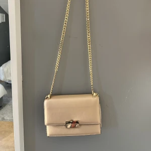 Beige väska  - Använd fåtal gånger. Finns ej kvar på Ideal of Sweden. Ord pris 1399