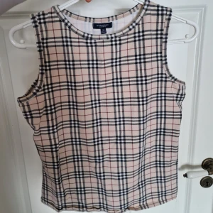 Burberry linne - Burberry linne i strl m. Gott skick!  Ingen aning om den är äkta eller ej, fyndade second hand