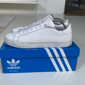 Adidas skor - Vita Adidas Court Vantage skor i strl 43 1/3. Använda utan skador. 