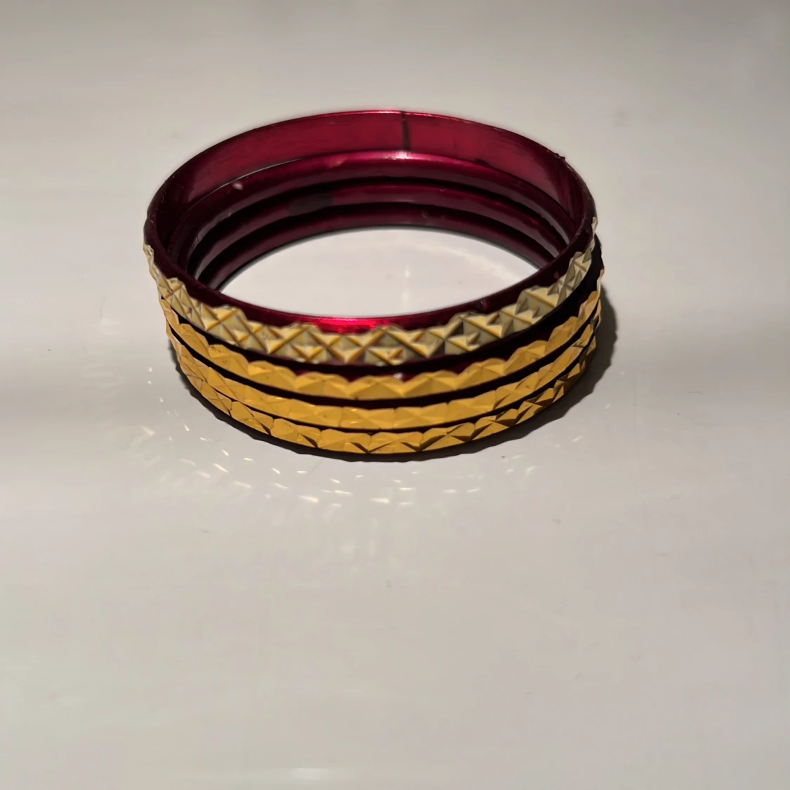Armband i guld & vinrött.  - 90
