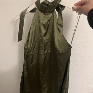 Festklänning bikbok storlek M  - Klänning storlek M oanvänd öppenrygg