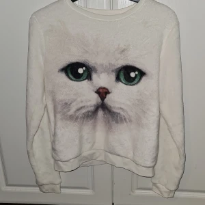 Fin tunn fleccetröja - Mysig fin tunn fleccetröja med motiv på framsidan,baksidan vit i strl 140