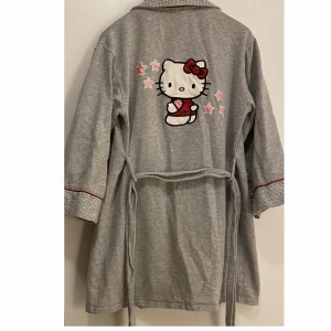 Morgonrock Hello Kitty - Morgonrock med Hello Kitty på! Inte nyskick och har ett antal skavanker och säljs därför billigt!😊