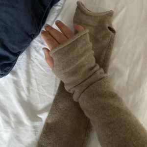 Lisa Yang - Säljer mina så fina Lisa Yang hand värmare! 100% carshmire, tyvärr har den en fläck på ena sidan därför kan jag gå ner i pris till 300kr❤️