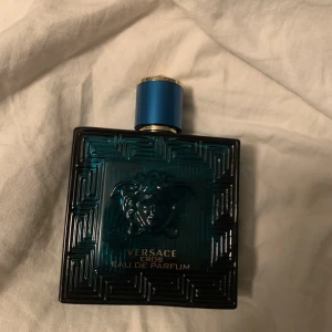 Versace Eros edp 100ml  - Versace Eros edp 100ml. Köptes nyligen men gillade den inte så mycket i jämförelse med priset! Nypris 1200kr. Mitt pris är 600kr. Pris kan diskuteras vid snabb affär. Öppen för byten hör gärna av er vid frågor! :)