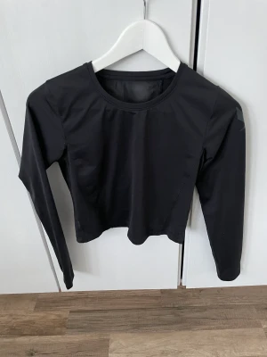 Träningströja - Luftig träningströja från SOC. Använt skick. Rök och djurfritt hem.