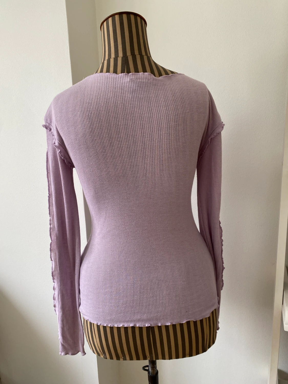 Syrenlila topp med volang - 90